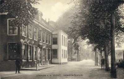 11430 Gezicht in de Rijksstraatweg te Loenen uit het noorden; met links de voorgevel van het gemeentehuis ...